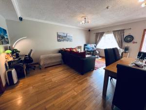 un soggiorno con divano e tavolo di Fernway Residence entire property a Cork