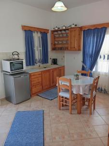 Kuchyň nebo kuchyňský kout v ubytování Petroula Apartments II