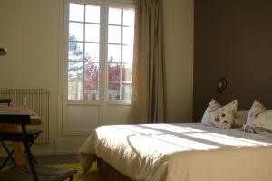a bedroom with a bed and a window at Appartement Le Clos de Sablier in Tourgeville