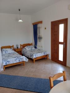 Postel nebo postele na pokoji v ubytování Petroula Apartments II