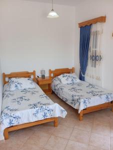 Postel nebo postele na pokoji v ubytování Petroula Apartments II