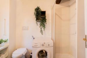 - une buanderie avec un lave-linge et un sèche-linge dans l'établissement Studio Campo de' Fiori, à Rome