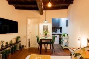 un salon avec une table et une cuisine dans l'établissement Studio Campo de' Fiori, à Rome 9 autres photos