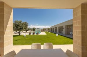 vista su un patio con tavolo e sedie di Tenuta Sante a Serranova