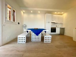 una cucina con un tavolo e sedie in una stanza di San Teodoro PUNTA EST Vista Mare a Capo Coda Cavallo