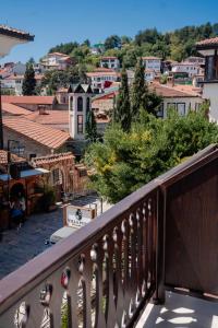 een balkon met uitzicht op de stad bij Villa PUPIN in Ohrid
