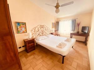 Una cama o camas en una habitación de Splendida villa con piscina