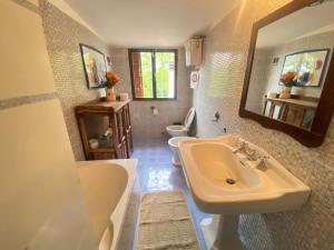 Un baño de Splendida villa con piscina