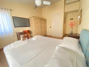 Una cama o camas en una habitación de Splendida villa con piscina