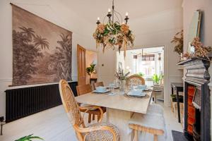 Un comedor con mesa y sillas en Stylish Town House, en Sale