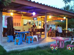 Restaurace v ubytování AtMyHomeStay Bangsaphan