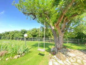 Un jardín fuera de Splendida villa con piscina