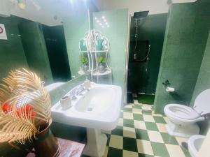 Un baño de Splendida villa con piscina