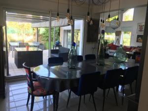 Ein Restaurant oder anderes Speiselokal in der Unterkunft Mille et Une Bulles 51 
