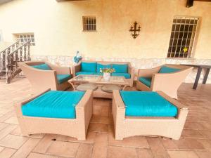 Un lugar para sentarse en Splendida villa con piscina