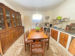 Una cocina o cocineta en Splendida villa con piscina