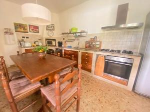 Una cocina o cocineta en Splendida villa con piscina