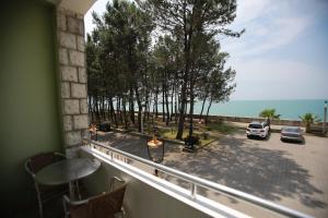 balcón con vistas a la calle y al océano en Green House Hotel en Kobuleti