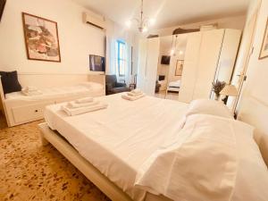 Una cama o camas en una habitación de Splendida villa con piscina