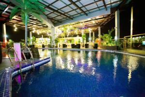 een groot zwembad in een hotel 's nachts bij Lace Boutique Hotel in Johor Bahru