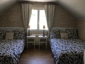 ein Schlafzimmer mit zwei Betten und einem Fenster in der Unterkunft Mille et Une Bulles 51 in Brugny-Vaudancourt + 37 Fotos