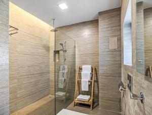 ein Badezimmer mit einer Glasdusche und einem Handtuchhalter in der Unterkunft Uma Residence and Suites in Kathmandu
