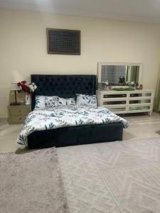 um quarto com uma cama grande e um espelho em The Ajman Best Furnished Room em Ajman