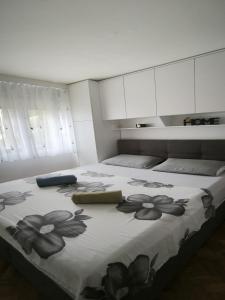 een slaapkamer met een groot bed met bloemen erop bij Apartment Sunrise in Dugi Rat
