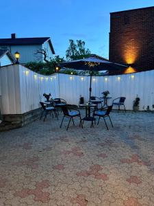 un patio con tavolo, sedie e ombrellone di Villa Utsikten Romsdalshorn ad Åndalsnes