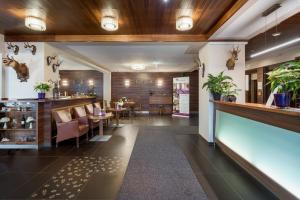 Bazén v ubytování AKTIVHOTEL Weisser Hirsch nebo v jeho okolí