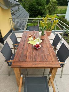 Nápoje v ubytování Ferienwohnung, 2 Zimmer, 4 bis 6 Personen, 67 qm, mit großem Balkon, entlang am Fluss, an der Aach, am Bodensee, nah am Naturschutzgebiet