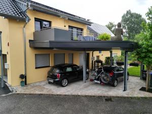 Fotografie z fotogalerie ubytování Ferienwohnung, 2 Zimmer, 4 bis 6 Personen, 67 qm, mit großem Balkon, entlang am Fluss, an der Aach, am Bodensee, nah am Naturschutzgebiet v destinaci Singen