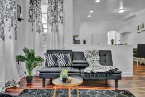 Billede fra billedgalleriet på Around the corner to PPL Center! With secured parking 1st floor unit i Allentown