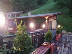 Cabaña con terraza con banco y luces en Коло Гір en Kolochava