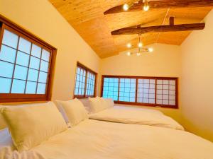 姫路市にあるWholeHouse Himeji ホールハウス 姫路のベッドが2つと窓が2つある寝室 +47枚の写真