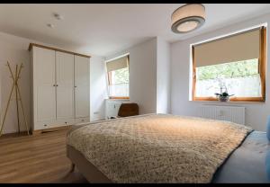a bedroom with a large bed and a window at Ferienwohnung in Hamelner Innenstadt in Hameln