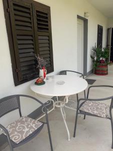 un tavolo bianco e sedie su un patio di Apartman Tanja Trebinje a Hrupjela