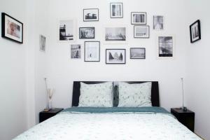- une chambre avec un lit et des photos encadrées sur le mur dans l'établissement Fred's Home Guestroom, Chambre Chez l'Habitant, VieuxPort, Climatisé, Friendly, à Marseille