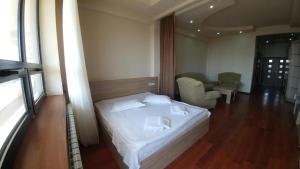 Voodi või voodid majutusasutuse Cross Resort Hotel toas