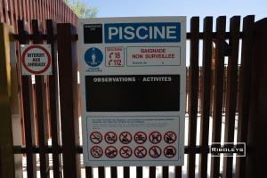 a sign that says pressure on a fence at Superbe T3 climatisé avec WIFI à 400m de la plage in Vias