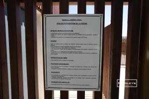 a sign on a fence with a menu on it at Superbe T3 climatisé avec WIFI à 400m de la plage in Vias