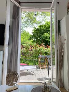 Ogród w obiekcie The Little Oak - tiny house with bed on mezzanine & terrace - from 1 to 4 p Disney, Paris & CDG