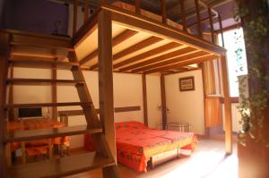 ein Schlafzimmer mit einem Etagenbett und einem Tisch in der Unterkunft B&B Porta San Frediano in Florenz