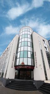 duży biały budynek ze schodami przed nim w obiekcie Hotel Forum Fitness Spa & Wellness w mieście Lublin +37 zdjęć