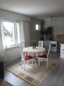 Η κουζίνα ή μικρή κουζίνα στο Coastal apartment in Uniluoto