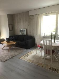 Χώρος καθιστικού στο Coastal apartment in Uniluoto
