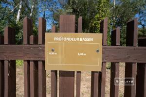 a sign on a wooden fence with the words photographer bassein at Superbe T3 climatisé avec WIFI à 400m de la plage in Vias
