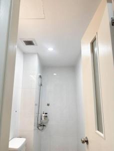 Un baño blanco con ducha y WC. en Căn hộ 1 phòng ngủ Echo - Entire unit in Ha Long centre- Times Garden Hạ Long, en Ha Long
