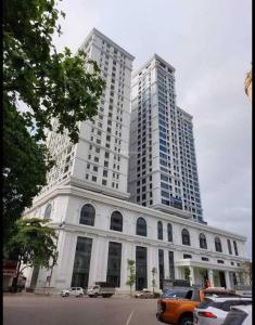 un gran edificio blanco con dos edificios altos en Căn hộ 1 phòng ngủ Echo - Entire unit in Ha Long centre- Times Garden Hạ Long, en Ha Long