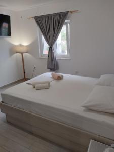 a bedroom with a large bed with a window at Apartman Mali Tare in Korčula